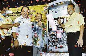 ANAK dengan BAPAK sama je..dua-dua ada kepentingan...satu bermotifkan politik..satu lagi bermotifkan kuasa...nak jawatan le tuhhh!!!