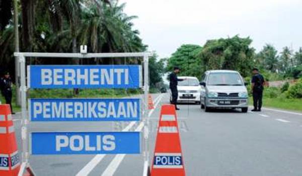 Anggota polis membuat sekatan jalanraya di sempadan negeri Pulau Pinang dan Kedah berikutan sembilan penjenayah melarikan diri dengan memukul dua anggota polis