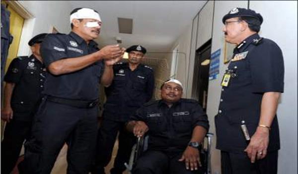 Ketua Polis Negeri, Datuk Abd Rahim Hanafi mendengar detik-detik anggota polisnya yang cedera dipukul oleh penjenayah sebelum melarikan diri ketika melawat mereka di Hospital Seberang Jaya