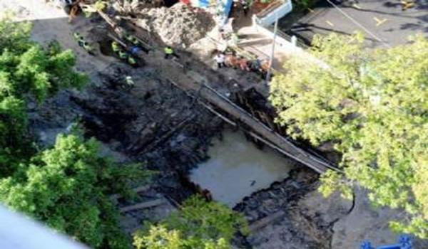 Kelihatan lubang besar sedalam lima meter yang terbentuk akibat runtuhan konkrit penebat kilat Menara Umno di Jalan Macalister, George Town, Pulau Pinang berikutan ribut kencang di negeri itu, Khamis lepas. Sehingga kini, pasukan mencari dan menyelamat belum mengenal pasti kedudukan sebenar kereta milik Lim Chin Ain, mangsa yang dipercayai tertimbus di kawasan runtuhan itu